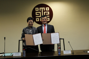 ASIAN ART M– USEUM SIGNS MEMORANDUM OF UNDERSTANDING WITH NATIONAL PALACE M– USEUM OF TAIPEI Asian Art Museum to organize exhibition of Chinese treasures for its 50th anniversary