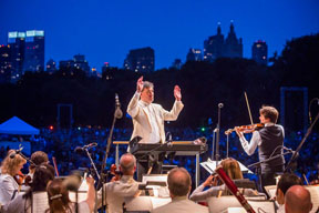 Alan Gilbert conducts the New York Philharmonic with Joshua Bell at Central Park, 6/17/15. Photo by Chris Lee